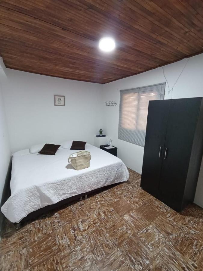 Komodo Alojamiento- Hostal Autoservicio, Ubicado Cerca Al Centro Historico - Bano Privado, Wifi , Cama 2X2 Y Agua Caliente Y Cocina Compartida Popayán Buitenkant foto